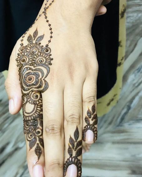 Elegant Backhand Mehndi Design