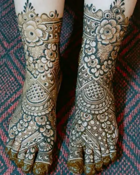 Elegant Toes Foot Mehndi Design