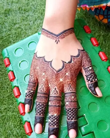 Heavy Finger Mehndi Design