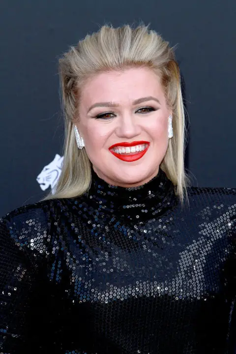 Kelly Clarkson Blunt And Waves Hairstyle