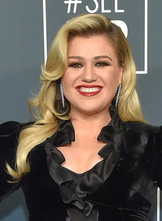 Kelly Clarkson Side Swept Hairstyle