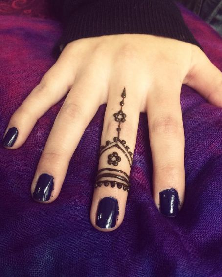 Middle Finger Simple Mehndi Design