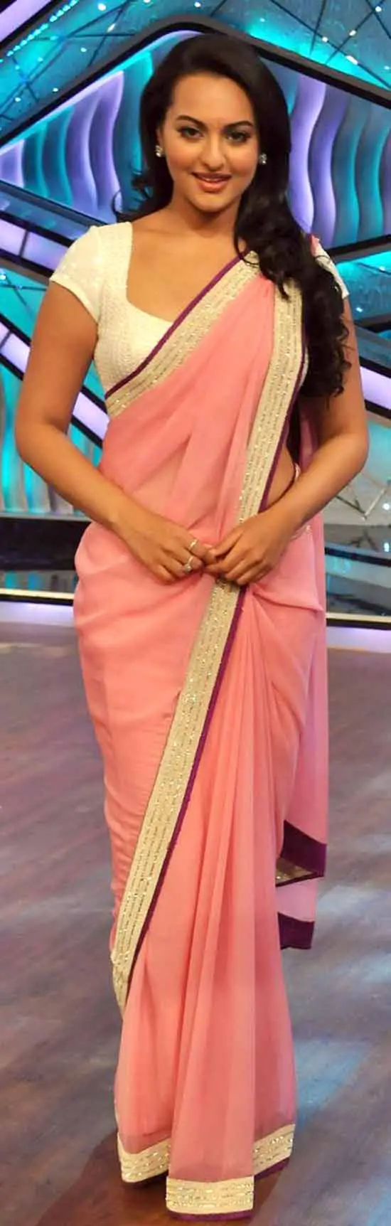 Sonakshi-Sinha-Amazing-Designer-Pink-Chiffon-Sare
