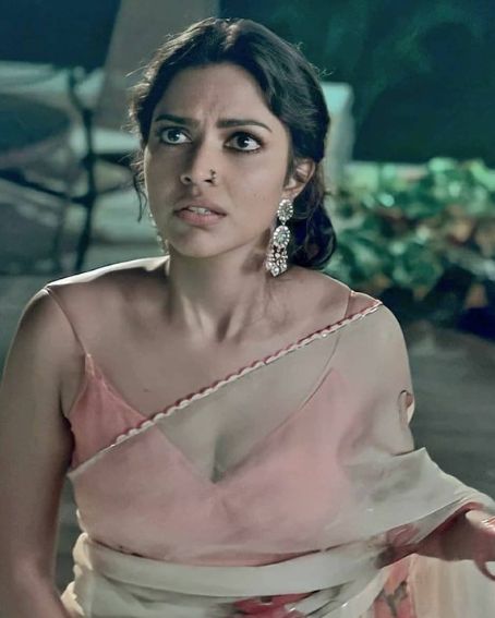 Amala In Peach Weightless Saree With Sleeveless