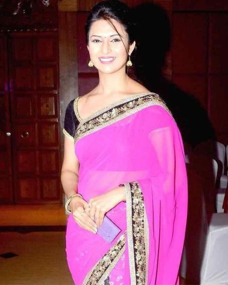 Gorgeous Divyanka Tripathi In Pink Chiffon Saree