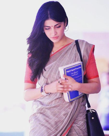 Shruti Hassan In Grey Cotton Saree