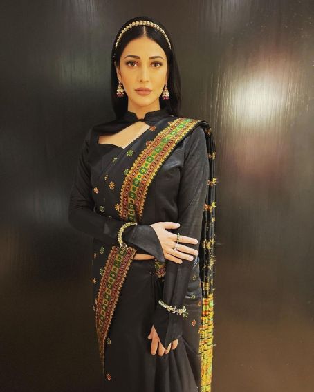 Shrutihaasan In Black Pat Silk Saree