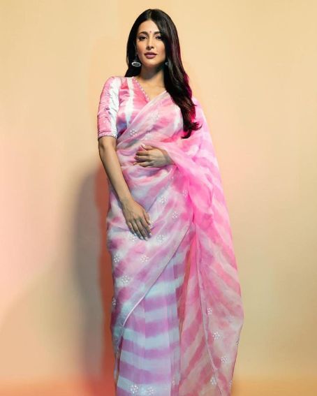 Shruti Hassan In White Pink Linen Saree