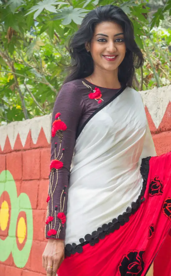 A Strike Of Contrast Red And White Saree And Full Sleeve Embroidery Blouse