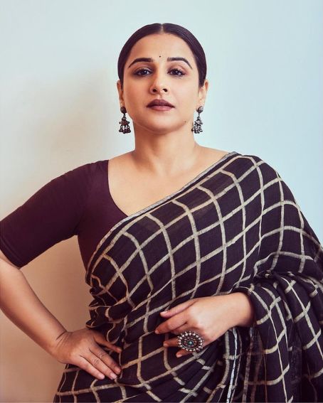 The Elegant Checkered Linen Saree In Vidya Balan