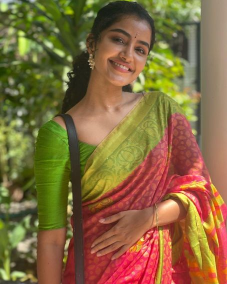 Anupama Parameswaran in Casual Printed Red And Green Saree