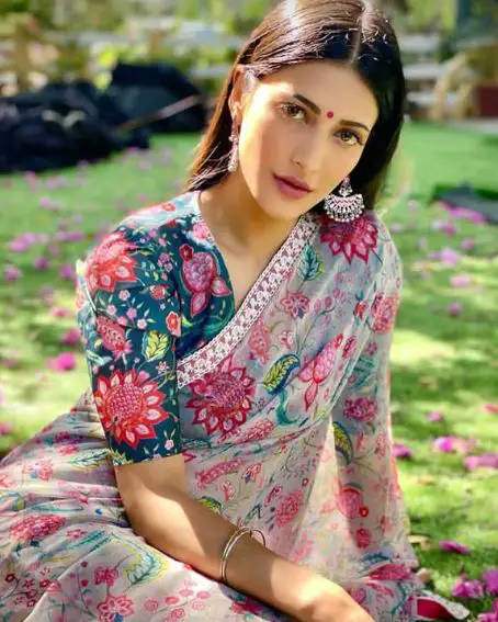  Shruti Hassan In Floral Saree With Floral Pattern Blouse