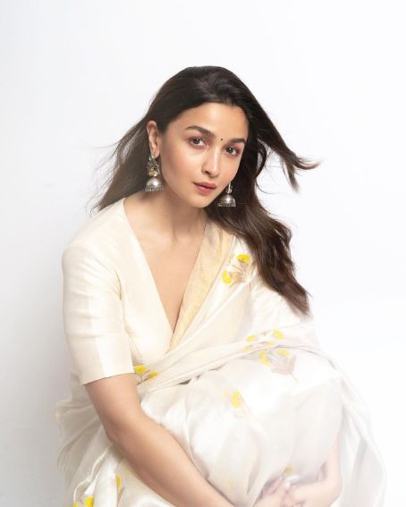 Alia In Yellow And White Transparent Fabric Saree