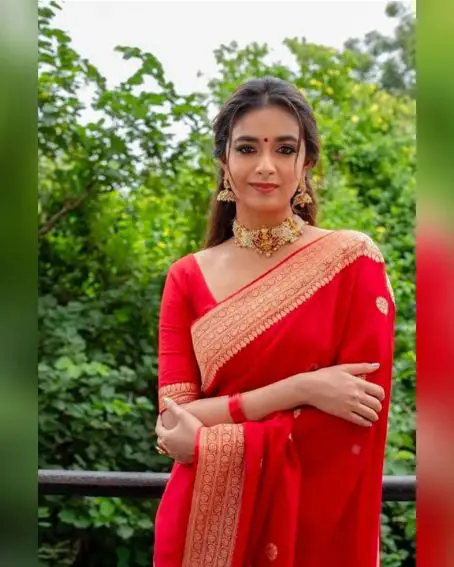 Keerthi In Magic Red With Gold Border Saree