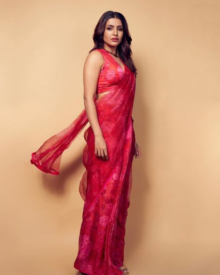 Mind Blowing Samantha Has Royal Look In Red Floral Silk Saree