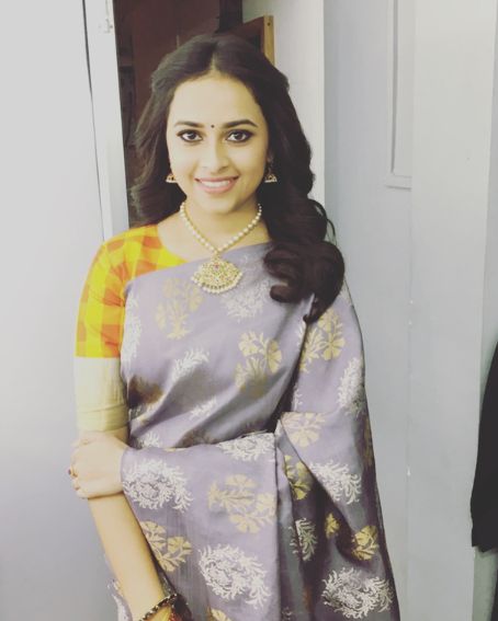 Sri Divya In Grey Printed Saree