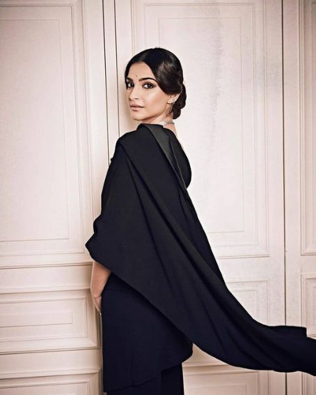 Stylish Plain Black Saree Of Sonam Kapoor