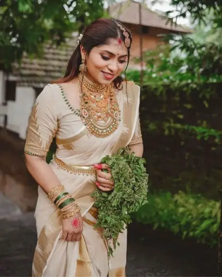  Kerala Wedding Saree With Beaded Gold Set