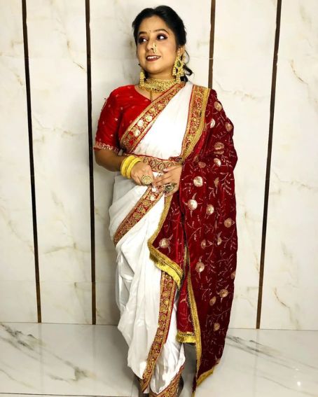 A Vibrant White And Maroon Nauvari Saree