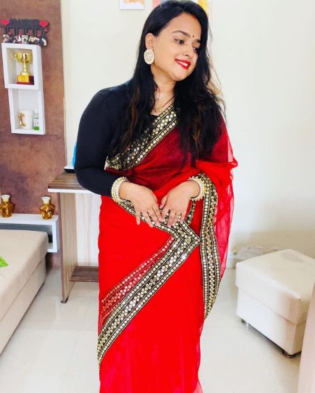 Red Plain Saree With Black Full Sleeve Blouse