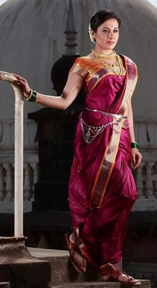 traditional look in nauvari saree
