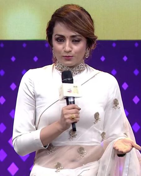 Trisha Krishnan In Collared White Three Fourth Sleeve Blouse