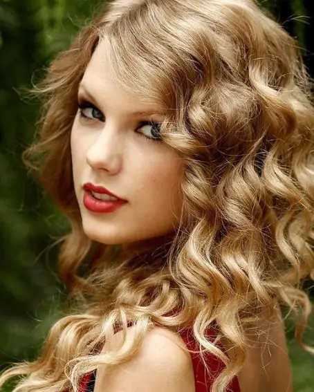 Taylor Swift Curly Hairstyle With Blonde Hair