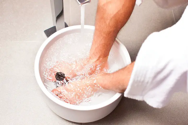 soaking ingrown toenail in warm water