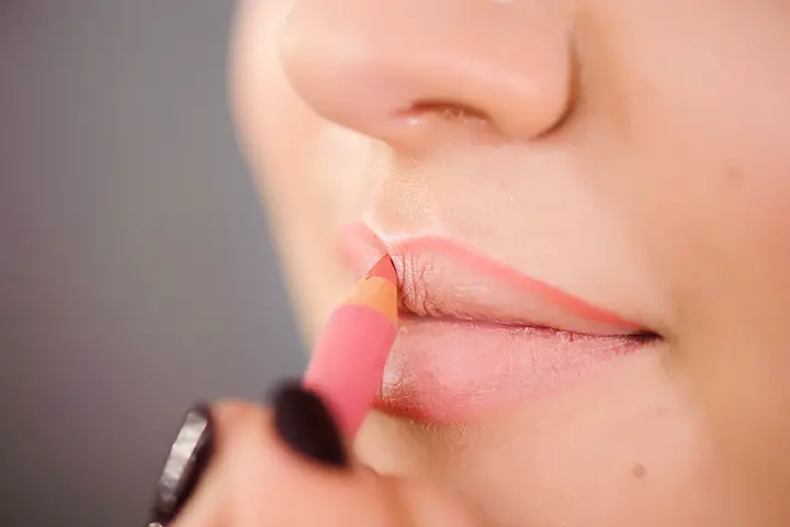 apply lip liner