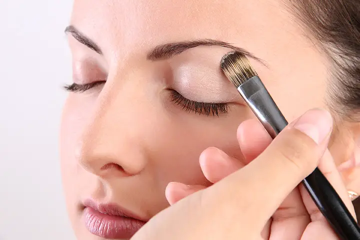 applying eyeshadow primer