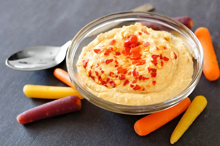 baby carrots with hummus