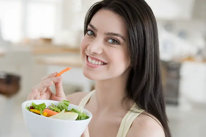 teenagers eating healthy food