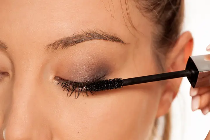 Applying Mascara