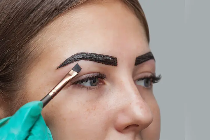 applying henna on eyebrows