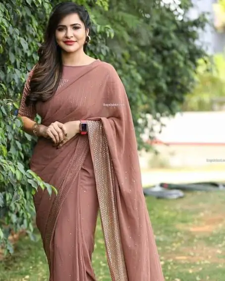Ashu Reddy In Plain Copper Saree With Blouse