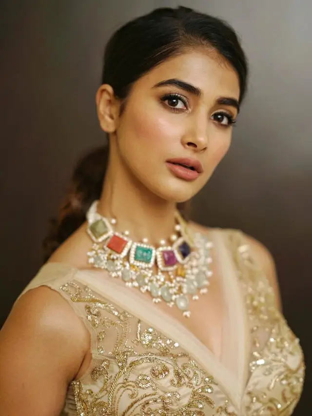 cropped-Pooja-hegde-in-Navratna-Jewellery-Set.jpg