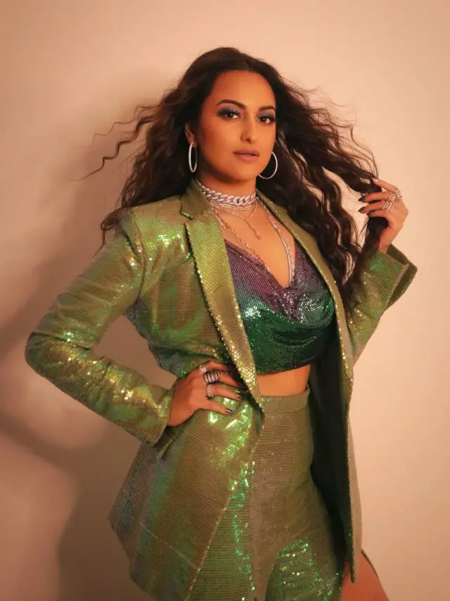 cropped-sonakshi-in-shiny-clothes.jpg