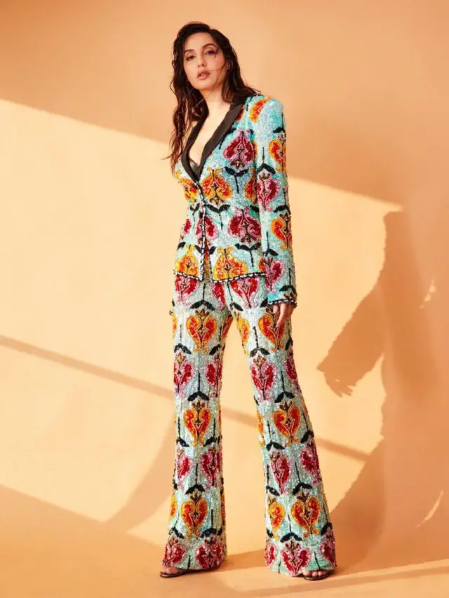 cropped-A-printed-dazzling-pantsuit-of-Nora-is-making-her-more-and-more-desirable.jpg