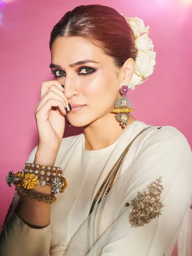 cropped-A-traditionally-goegeous-pic-of-her-in-a-white-saree-and-beautifully-crafted-Jewellery.jpg