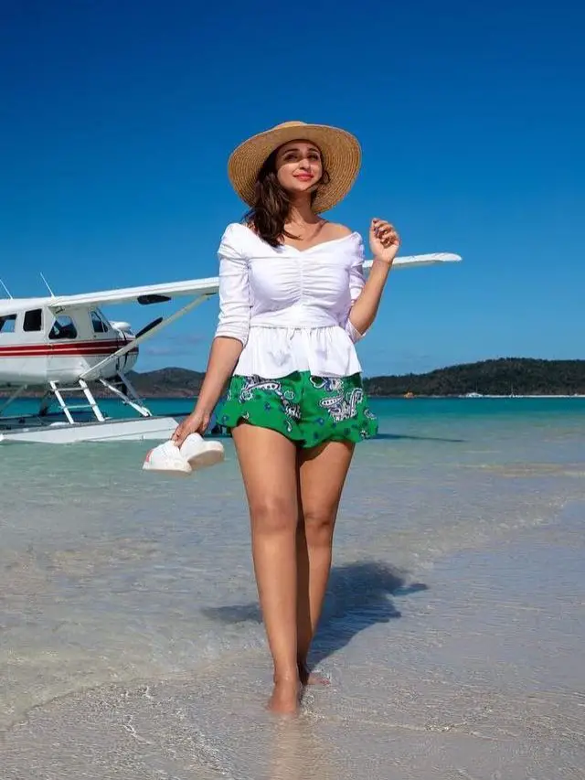 cropped-Parineeti-flaunting-her-hot-looks-in-a-white-top-and-green-skirt-on-the-beach.jpg