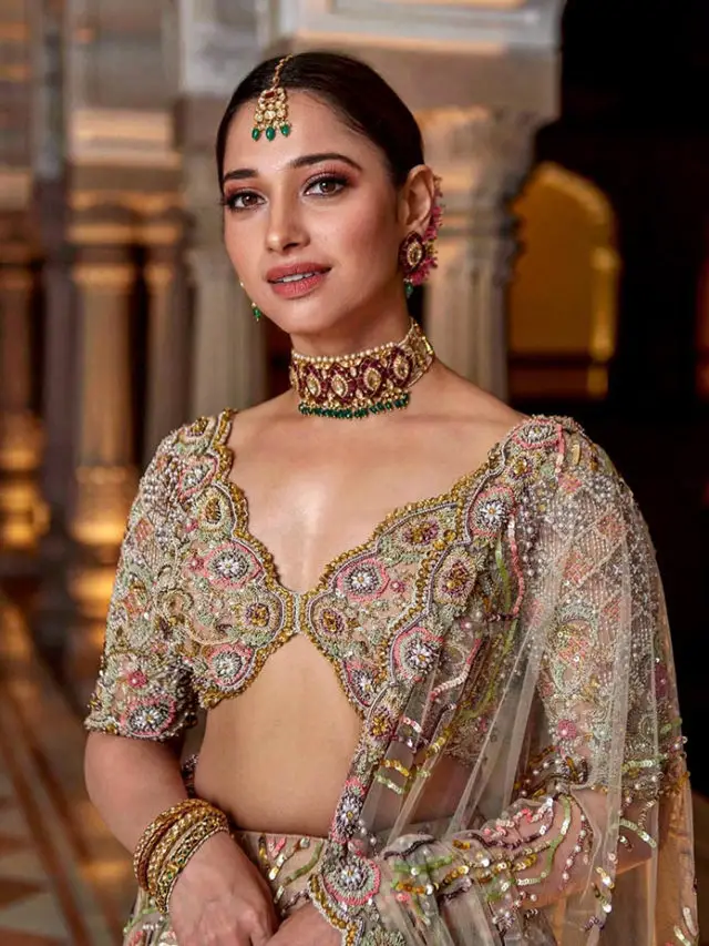 cropped-Tamanna-wear-lehenga-with-green-and-red-combo-gold-jewellery-set.jpg