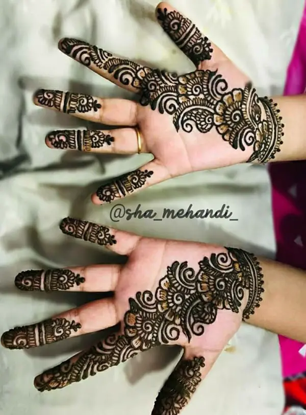 Beautiful Mehndi Motifs on The Hand