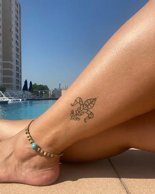 Fleur-de-lis Tattoo with Patterns in it