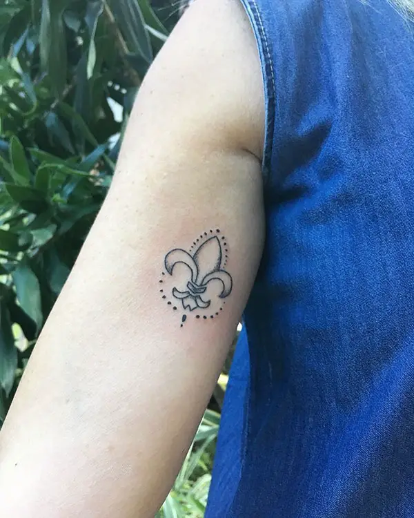 Fleur-de-lis with an Additional Dotted Outline