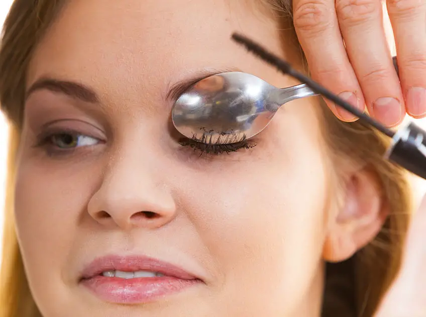 how to curl your eyelashes with a spoon