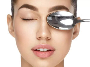 how to get rid of eye bags using spoons
