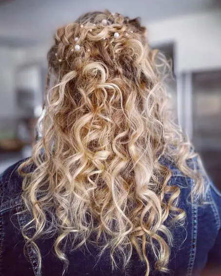 Wavy And Curly Hairstyle