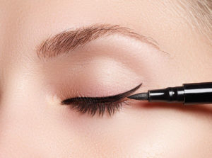 How to keep eyeliner from smudging.