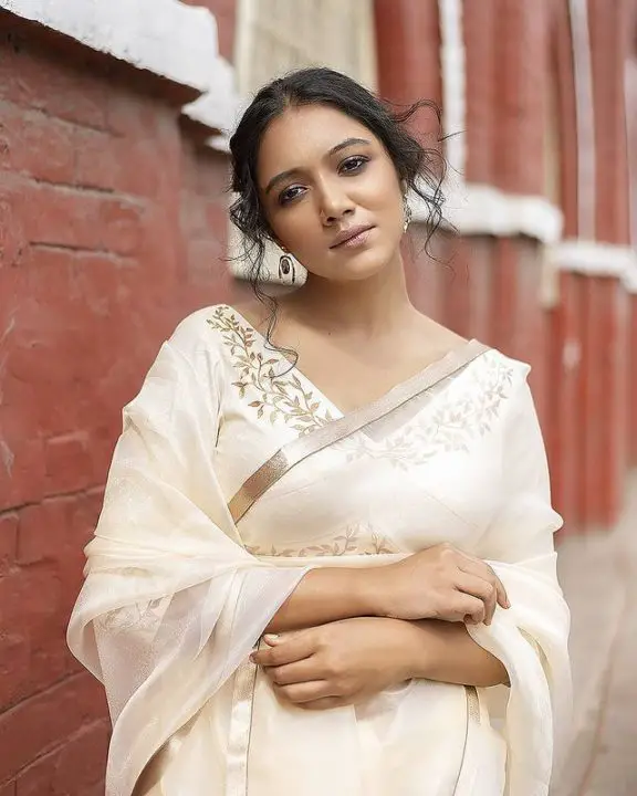 White Handloom Hand-painted Blouse Design