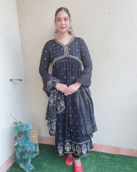 Bell Sleeve V-Neckline Embroidery Kurti